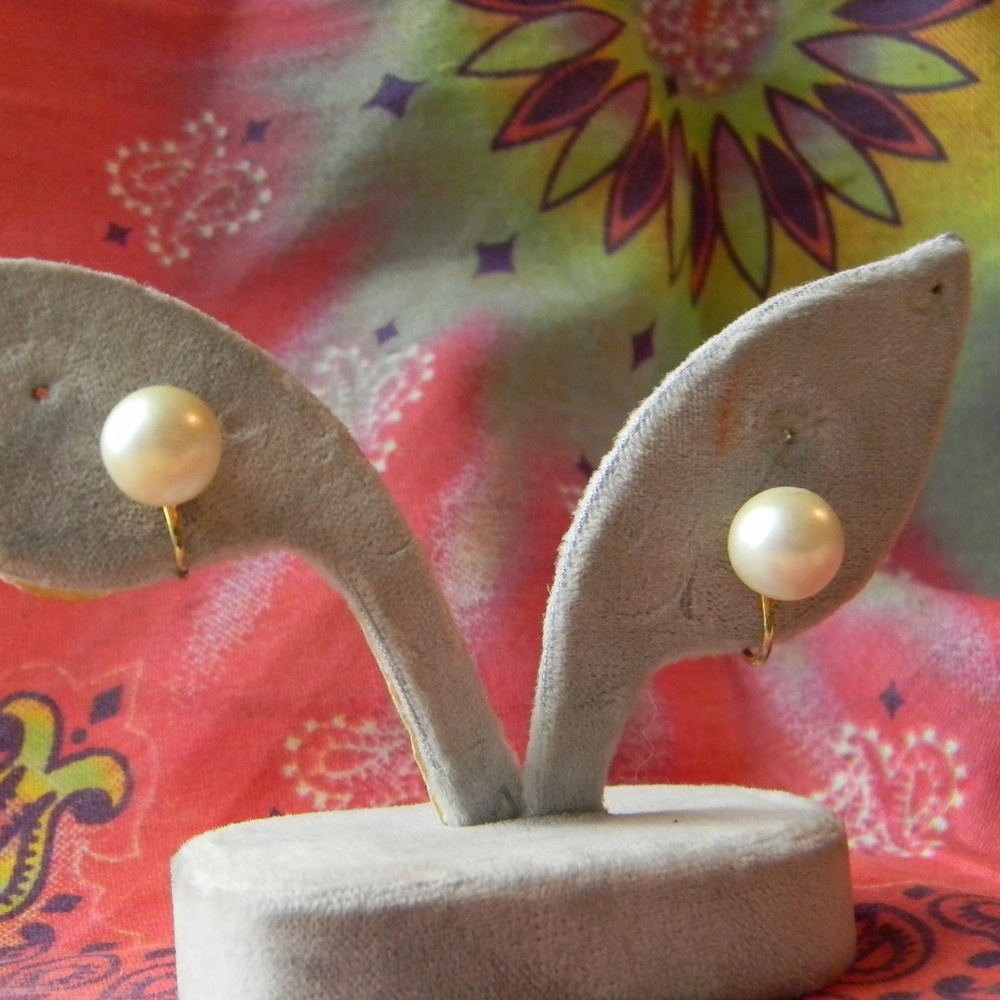 Medium Sized Pearl With Gold Earring's